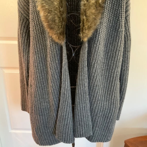 Ann Taylor Faux Fur Wool Chunky Knit Warm Winter Gray Sweater Size Medium - Picture 3 of 8